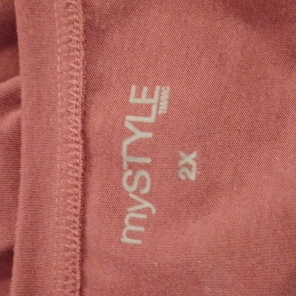 4/$40 Dark Red Floral Tee - Size 2X - Picture 5 of 6